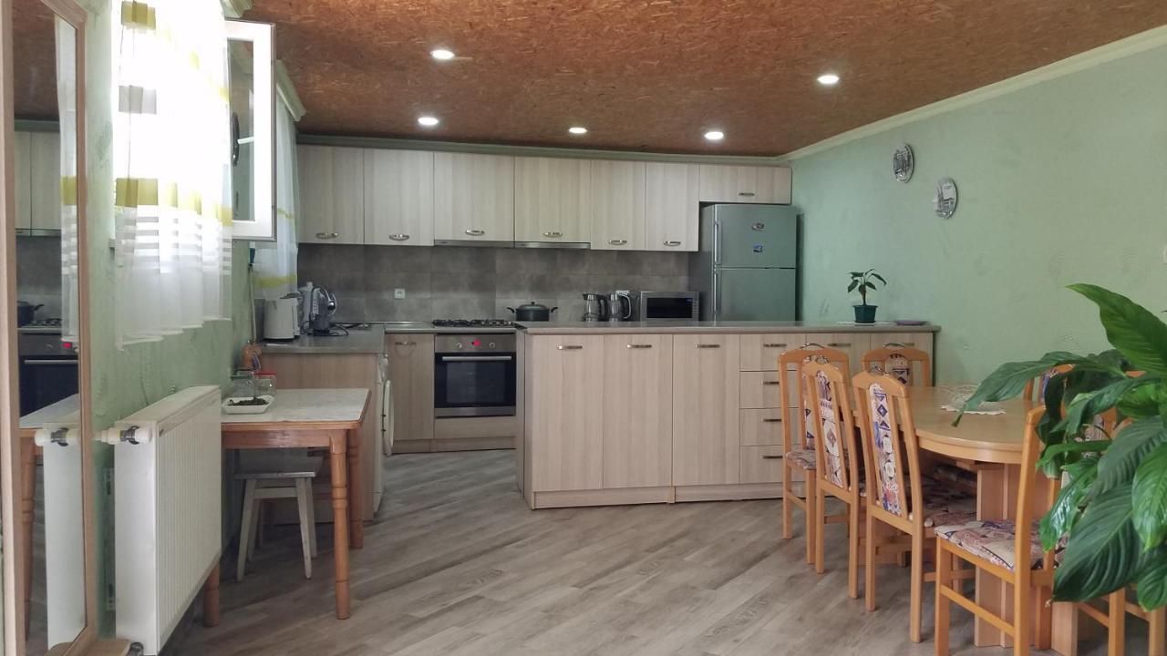 Guest House Green Rose Borjomi ภายนอก รูปภาพ